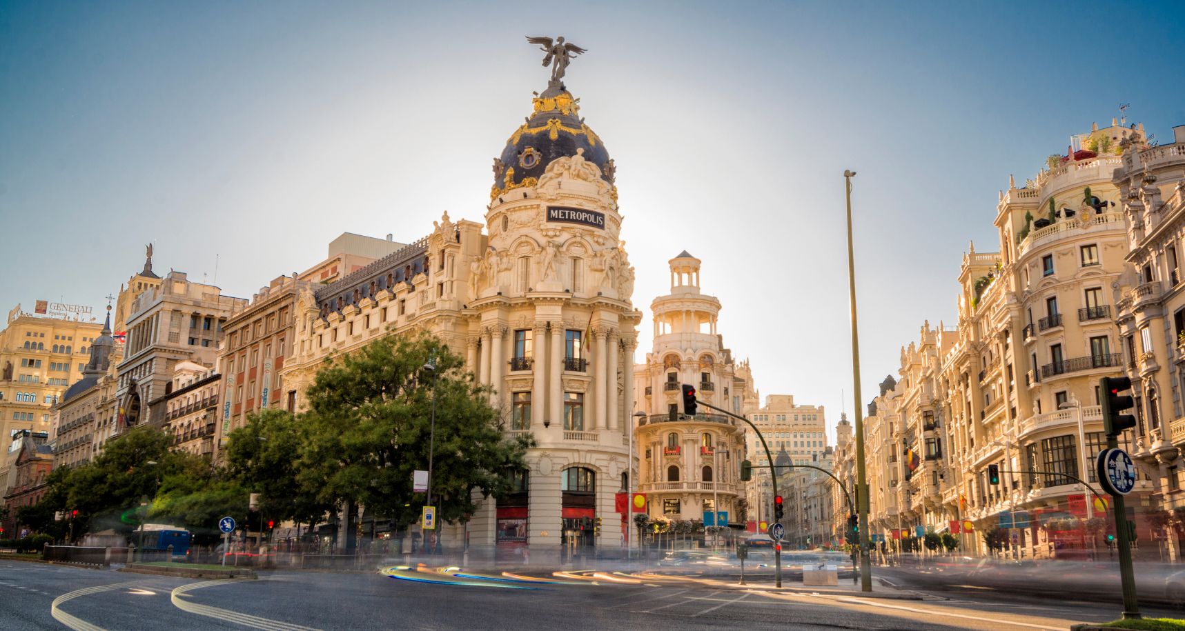 Sonnige spanische Küste mit kleiner Gasse, Café und Fahrrad